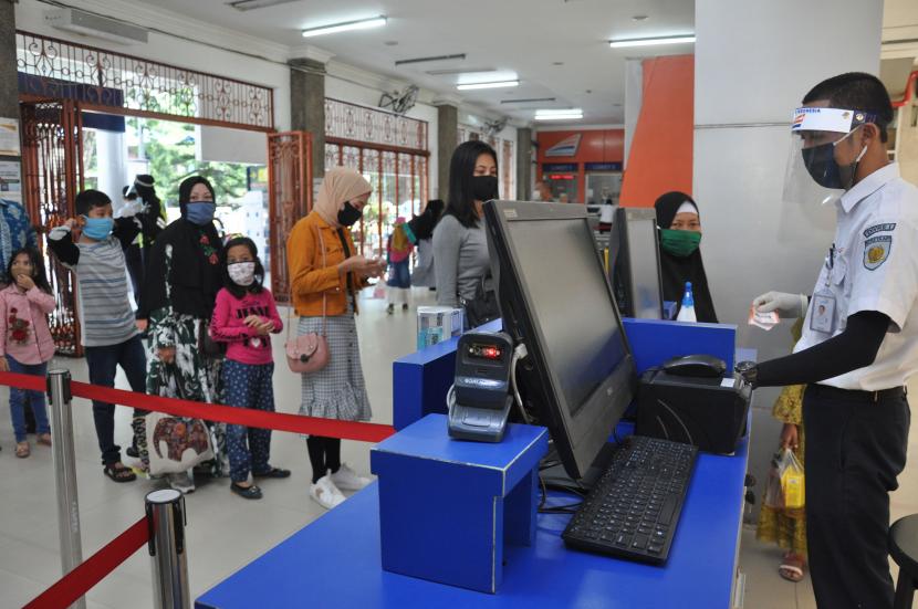 Petugas PT KAI melayani para penumpang kereta api di Stasiun Besar Kereta Api Medan, Sumatera Utara. Jumlah pasien positif COVID-19 di Sumut bertambah 44 orang dalam satu hari atau menjadi 1.767 dari posisi 3 Juli 2020 yang sebanyak 1.723 orang.