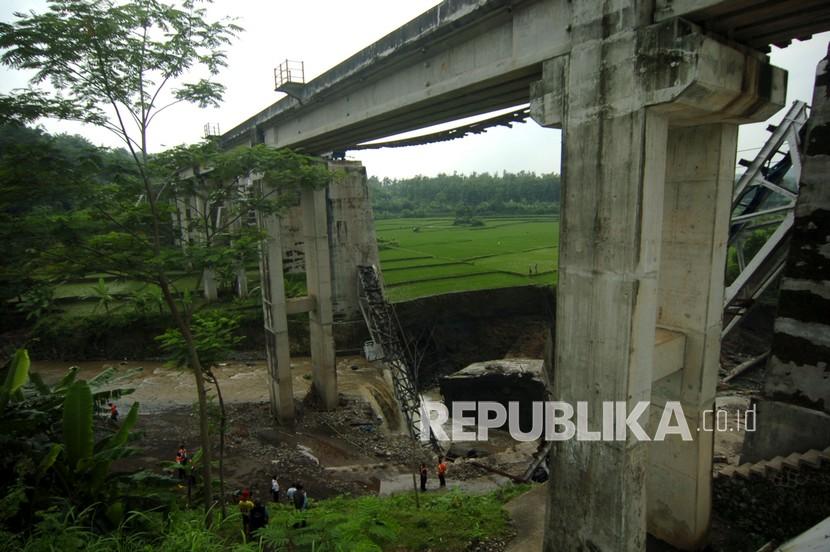   Foto udara jembatan rel Kereta Api (KA) ambruk di Dukuh Timbang, Desa Tonjong, Brebes, Jawa Tengah, pekan lalu. Robohnya jembatan KA di Brebes memicu kajian keamanan jembatan KA nasional oleh KNKT dan Itera.