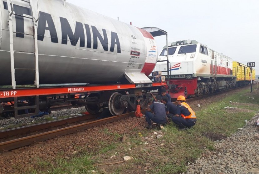 Petugas PT KAI sedang memperbaiki jalur KA dan gerbong KA BBM yang rusak. Sejumlah KA penumpang yang melakujan perjalanan dari Jakarta-Yogyakarta atau sebaliknya pada Rabu (17/1) malam mengalami keterlsmbaran akibat gerbong KA pengangkut BBM anjlok di Stasiun Notog Kabupaten Banyumas, Kamis (18/1) dinihari.