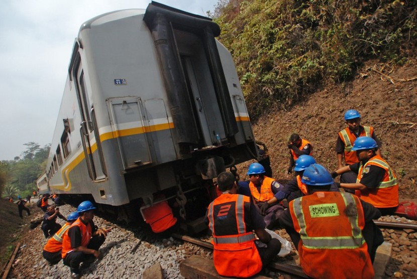 Petugas PT. Kereta Api Indonesia (KAI) mengevakuasi gerbong kereta api Lodaya jurusan Solo Balapan-Bandung yang anjlok di KM 244+5/7 Desa Mekarsari, Tasikmalaya, Jawa Barat, Senin (5/10).