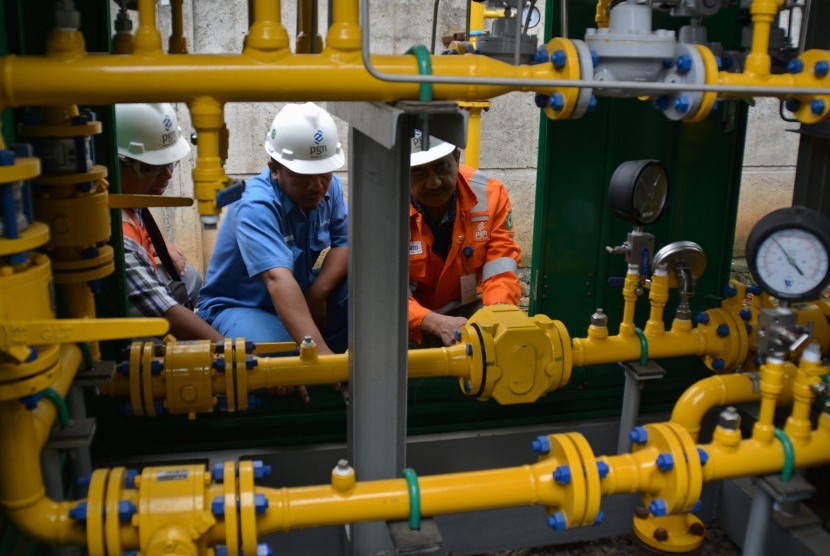 Petugas PT Perusahaan Gas Negara (PGN) melakukan pengecekan stasiun gas untuk industri, (ilustrasi).