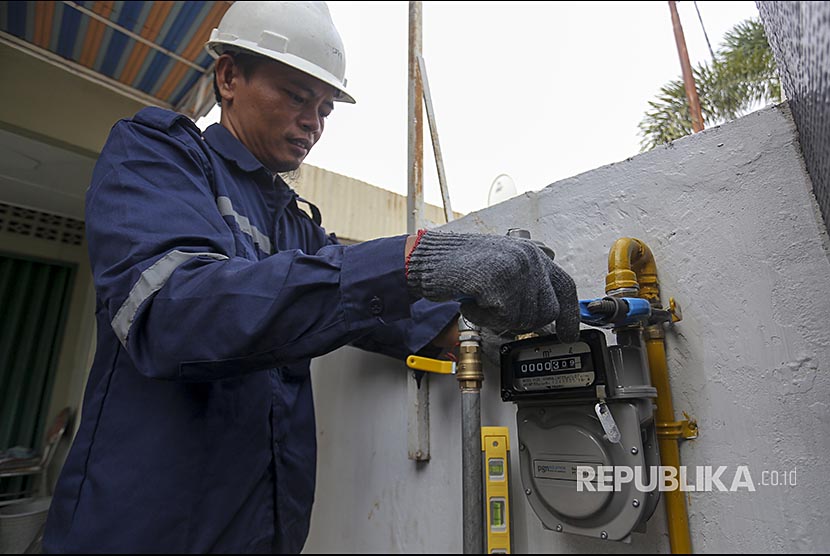 Petugas PT Perusahaan Gas Negara (PGN) (Persero) Tbk melakukan pemasangan meteran jaringan gas rumah tangga di Palembang, Sumatera Selatan, Jumat (3/11). Saat ini PGN telah memasok gas bumi di Palembang ke 6.045 pelanggan