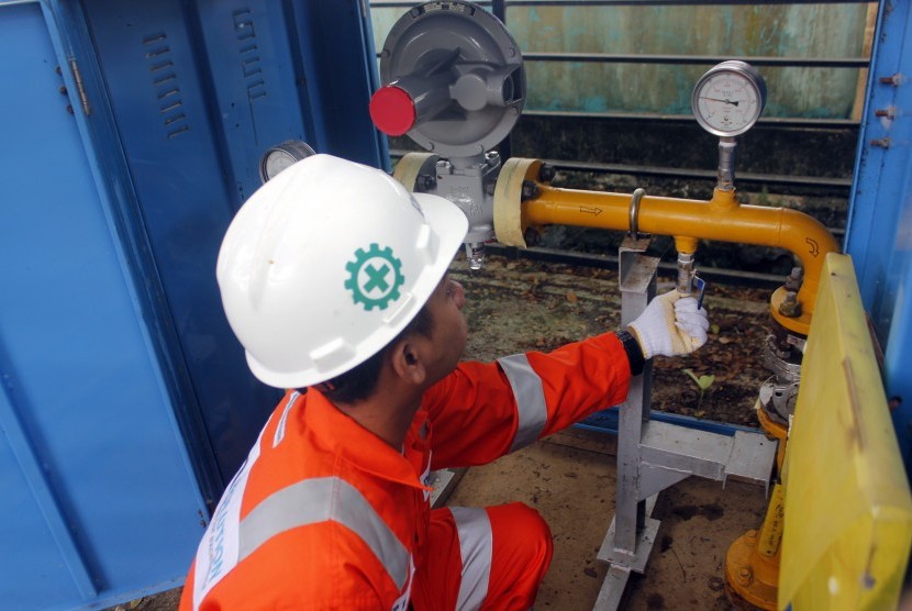 Petugas PT Perusahaan Gas Negara (PGN) saat melakukan perawatan jaringan gas (Jargas) di Kabupaten Sorong, Papua Barat, Rabu (26/6/2019).