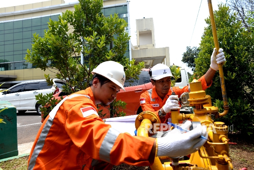  Petugas PT PGN memeriksa Regulator System di RS Azra, Bogor, Jawa Barat, Kamis (28/9).