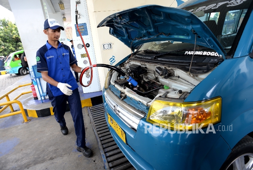 Petugas PT PGN mengisi bahan bakar gas (BBG) angkutan kota di SPBG Jl Moh A Salmun, Bogor, Jawa Barat, Kamis (28/9).