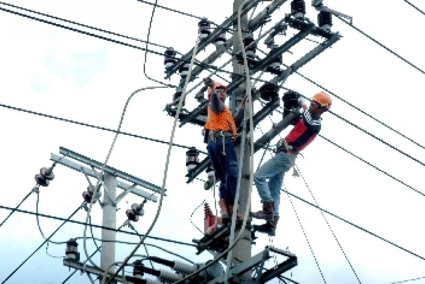 Petugas PT PLN melakukan perbaikan jaringan listrik di Bawen, Kabupaten Semarang, Senin (16/2).