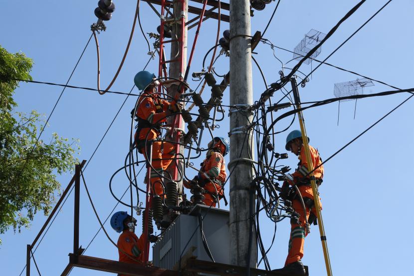 Petugas PT PLN (Persero) melakukan perbaikan dan perawatan untuk mengoptimalkan jaringan listrik (ilustrasi). PT Perusahaan Listrik Negara (PLN) Unit Wilayah Nusa Tenggara Timur (NTT) terus mengupayakan peningkatan keandalan suplai listrik di Kota Kupang.
