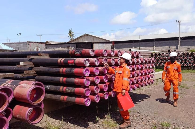 Petugas PTP sedang melakukan Inspection material untuk support drilling offshore di Open Yard, di Pelabuhan Banyuwangi.