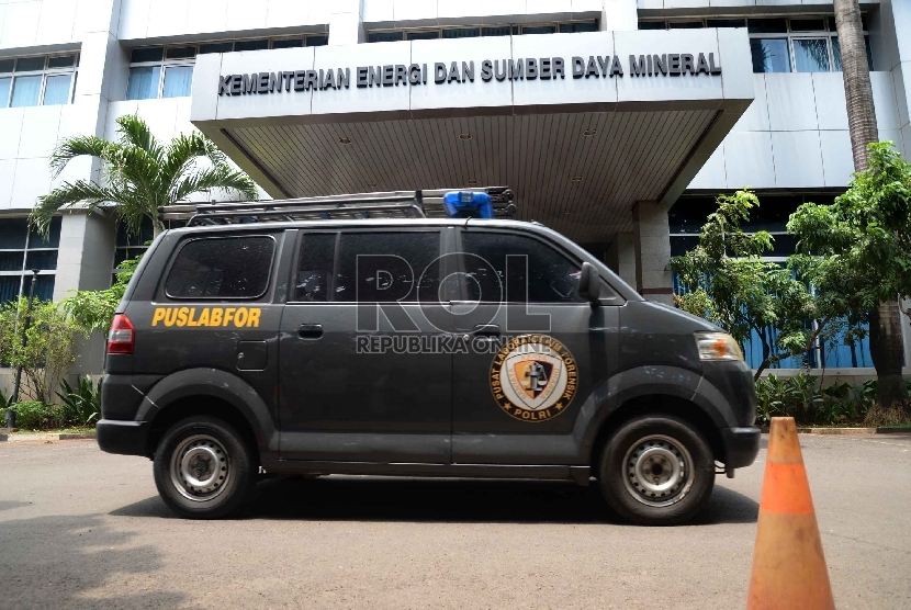 Petugas Pusat Laboratorium Forensik usai melakukan olah tempat kejadian perkara (TKP) di Gedung Kementerian ESDM di kawasan Kuningan, Jakarta Selatan, Jumat (11/9).   (Republika/Yasin Habibi)