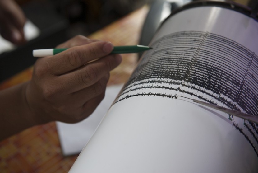 Petugas Pusat Vulkanologi dan Mitigasi Bencana Geologi mengukur besaran gempa tremor pada seismograf, di Pos Pengamatan Gunung Api Agung, Desa Rendang, Karangasem, Bali, Rabu (22/11).