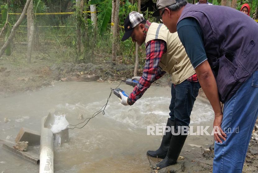 Petugas Pusat Vulkanologi dan Mitigasi Bencana Geologi (PVMBG) mengecek semburan air panas di Desa Cigunung Kecamatan Parungponteng, Kabupaten Tasikmalaya.