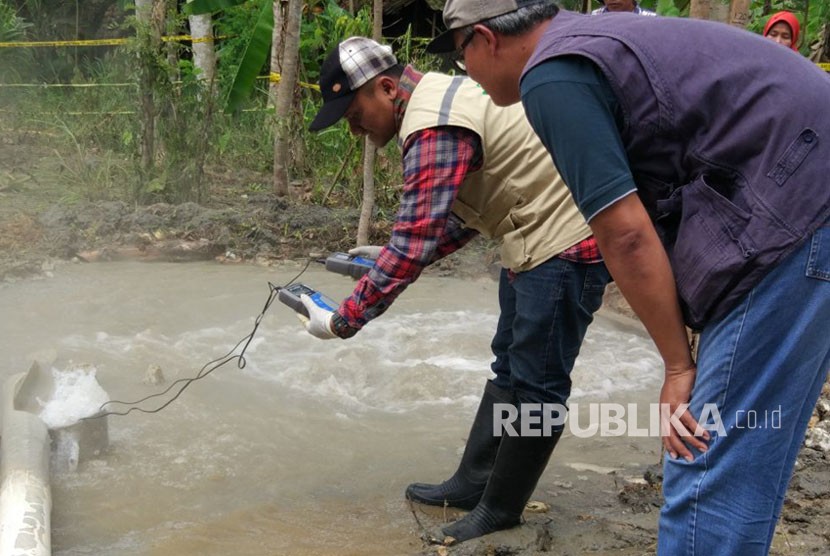 Petugas Pusat Vulkanologi dan Mitigasi Bencana Geologi (PVMBG) mengecek semburan air panas di Desa Cigunung Kecamatan Parungponteng, Kabupaten Tasikmalaya. 