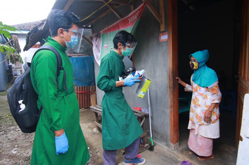 Petugas Puskesmas Gendoh mendatangi rumah peserta Program Pengelolaan Penyakit Kronis (Prolanis) untuk dilakukan pemeriksaan Kesehatan di Gendoh, Banyuwangi, Jawa Timur, Sabtu (29/8/2020). Pemberian layanan kesehatan JKN/KIS Program prolanis yang biasanya dilakukan di Puskesmas, saat pandemi dilakukan di rumah peserta untuk mengurangi risiko penyebaran COVID-19.