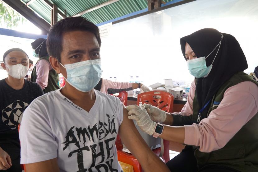 Petugas Puskesmas menyuntikkan vaksin COVID-19 kepada seorang Warga Binaan Pemasyarakatan (WBP) di Lembaga Pemasyarakatan (Lapas) Klas IIA, Kota Gorontalo, Gorontalo, Sabtu (20/11/2021). Badan Intelijen Negara (BIN) Daerah Gorontalo bersama Puskesmas dan Lapas menggelar vaksinasi kepada WBP dalam mempercepat akselerasi capaian vaksinasi COVID-19 untuk menciptakan kekebalan komunal.