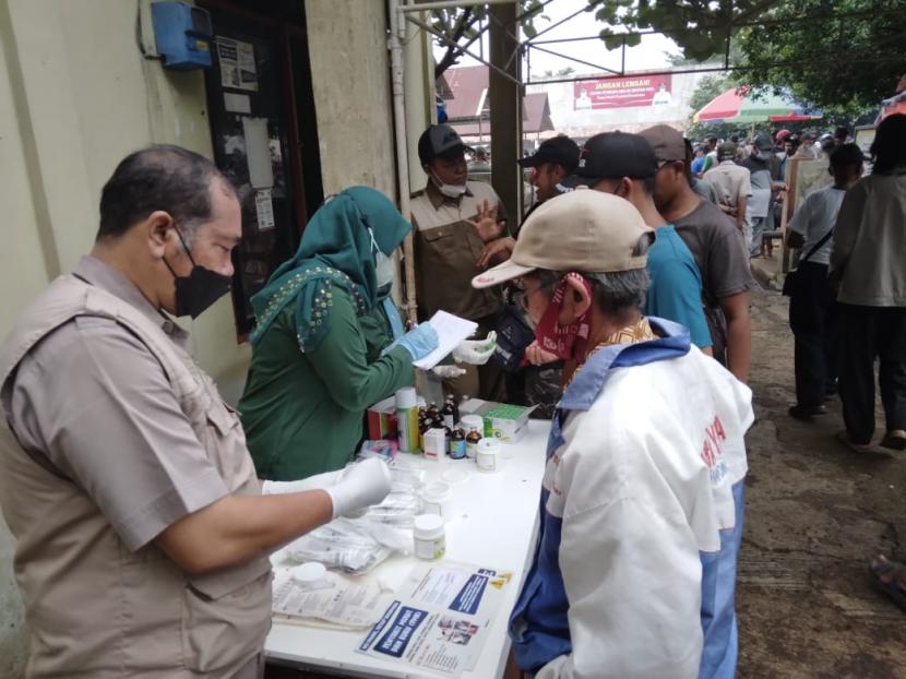 Petugas puskeswan membagi-bagikan obat dan vitamin gratis untuk para peternak di Pasar Hewan Purbalingga.