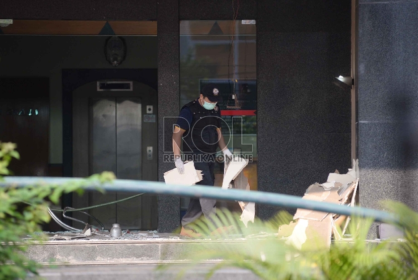 Petugas Puslabfor Polda Metro Jaya melakukan identifikasi lokasi kejadian peledakan yang diduga granat di Gedung Multipianti Graha Jalan Raden Inten, Jakarta Timur, Senin (16/11).Republika/Yasin Habibi