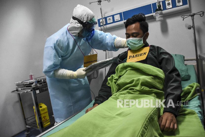 Petugas radiografer memeriksa pasien di ruang isolasi saat simulasi penanganan pasien virus Corona (Covid-19) di Rumah Sakit Khusus Ibu dan Anak (RSKIA) Kota Bandung, Jalan KH Wahid Hasyim, Kota Bandung, Jumat (13/3).(Republika/Abdan Syakura)
