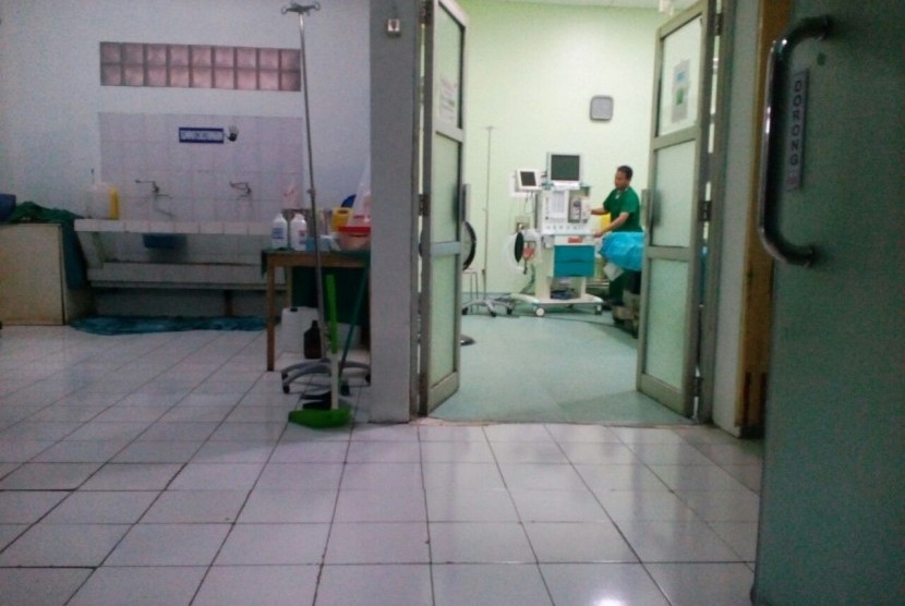 Petugas RSUD Dr Soekardjo tengah menyiapkan peralatan operasi. Operasi di RS rujukan se-Priangan Timur itu sempat terhenti karena kehabisan obat bius anestesi.