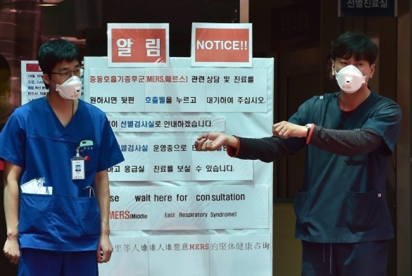 Petugas rumah sakit di Korea Selatan mengenakan masker untuk mencegah virus MERS, Selasa (2/6).