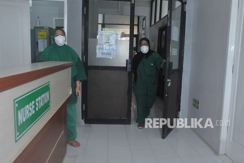 Pusat Layanan Covid-19 RSMH Palembang Buka 24 Jam. Petugas Rumah Sakit Umum Moehamad Hoesin (RSMH) Palembang menyiapkan ruangan isolasi tekanan rendah di salah satu bagian RSMH Palembang, Sumsel.