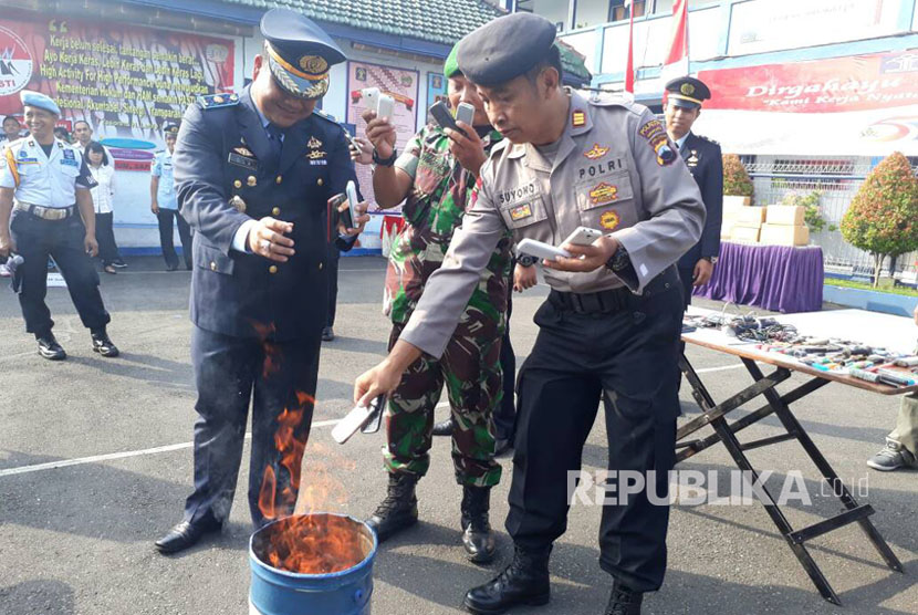 Petugas Rumah Tahanan Kelas I Surakarta memusnahkan ratusan barang hasil sitaan dari warga binaan pada Kamis (27/4) pagi. 