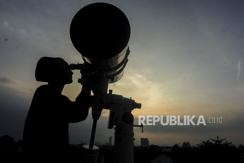 Petugas saat memantau hilal di Masjid Al Musyariin, Jakarta.  Untuk mendeteksi gambar bulan di posisi hilal, teknologi yang digunakan adalah teleskop radar.