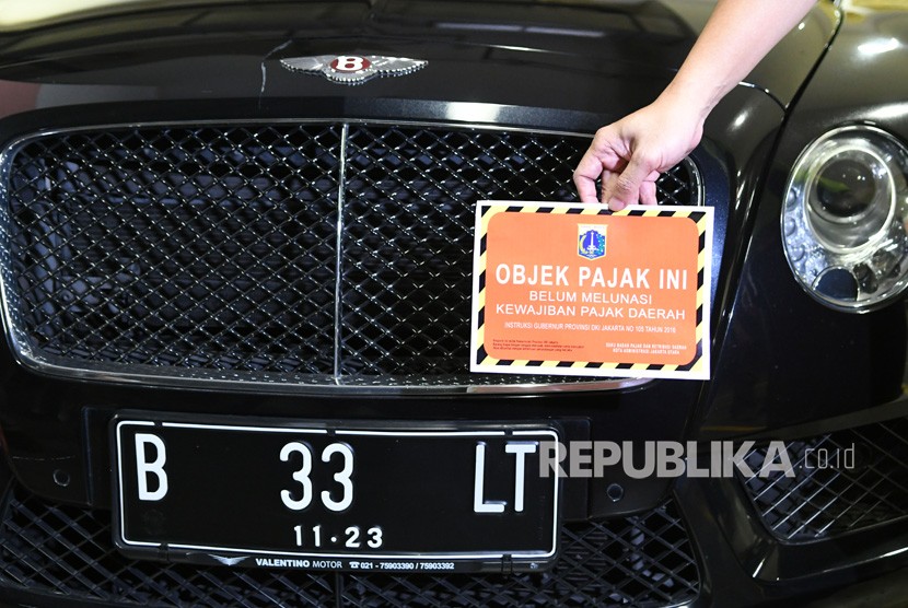 Petugas Samsat Jakarta Utara menunjukkan stiker 