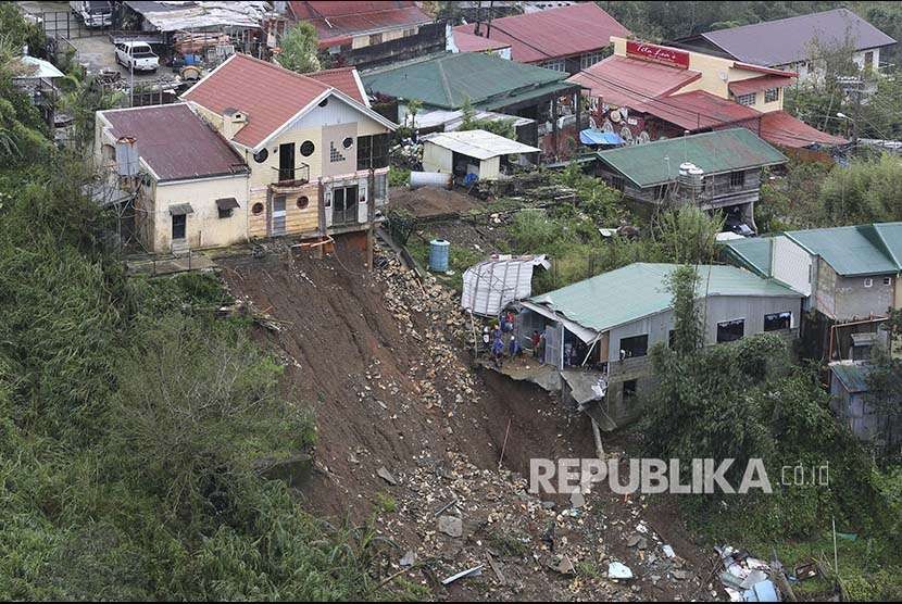 Petugas SAR berusaha mencari korban longsor yang tertimbun saat badai Mangkhut menerjang Baguio City, di utara Manila, 