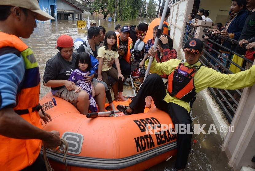  Petugas SAR melakukan evakuasi para korban banjir (ilustrasi)