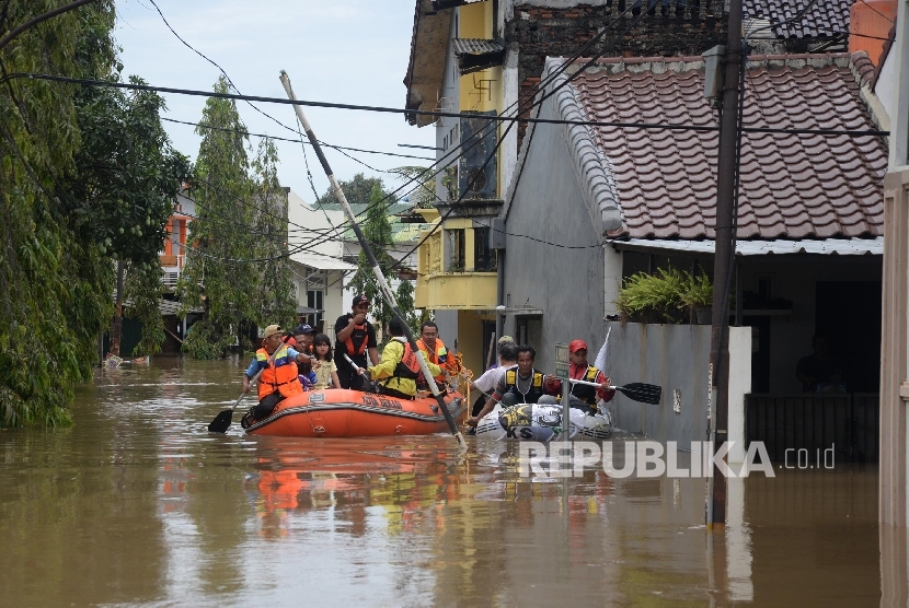  Petugas SAR gabungan Kota Bekasi mengevakuasi warga menggunakan perahu karet saat banjir merendam kawasan Perumahan Dosen IKIP, Jati Kramat, Kota Bekasi, Jabar, Selasa (21/2).