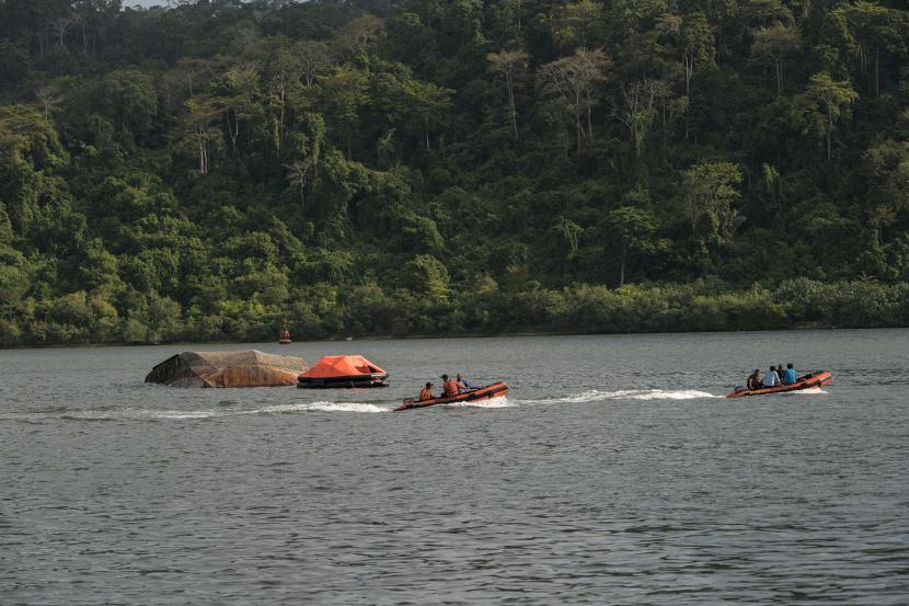 Petugas SAR gabungan melakukan operasi pencarian korban kecelakaan laut Kapal Pengayoman IV, di sekitar perairan Cilacap, Jateng.