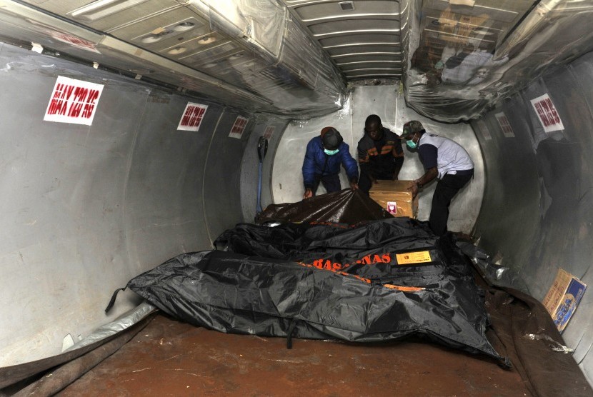Petugas SAR gabungan memasukkan jenazah korban kecelakaan pesawat Trigana Air ke dalam pesawat untuk selanjutnya diberangkatkan menuju Bandara Sentani di Bandara Oksibil, Kabupaten Pegunungan Bintang, Papua, Rabu (19/8).  (Antara/Hafidz Mubarak A)