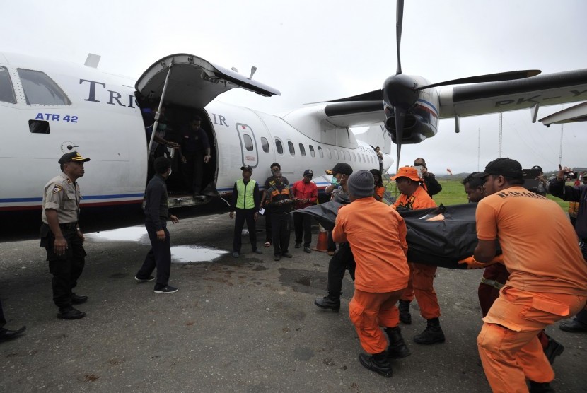 Petugas SAR gabungan memasukkan jenazah korban kecelakaan pesawat Trigana Air ke dalam pesawat untuk selanjutnya diberangkatkan menuju Bandara Sentani di Bandara Oksibil, Kabupaten Pegunungan Bintang, Papua, Rabu (19/8).  (Antara/Hafidz Mubarak A)