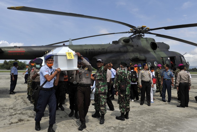 Petugas SAR gabungan membawa peti jenazah korban kecelakaan pesawat Trigana Air di Kompleks Bandara Sentani, Kabupaten Jayapura, Papua, Kamis (20/8). 