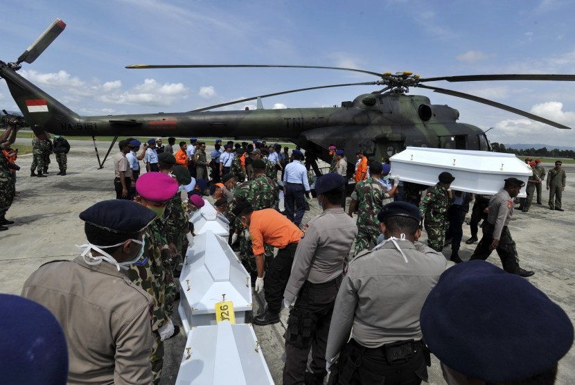 Petugas SAR gabungan membawa peti jenazah korban kecelakaan pesawat Trigana Air di Kompleks Bandara Sentani, Kabupaten Jayapura, Papua, Kamis (20/8).  (Antara/Andika Wahyu)