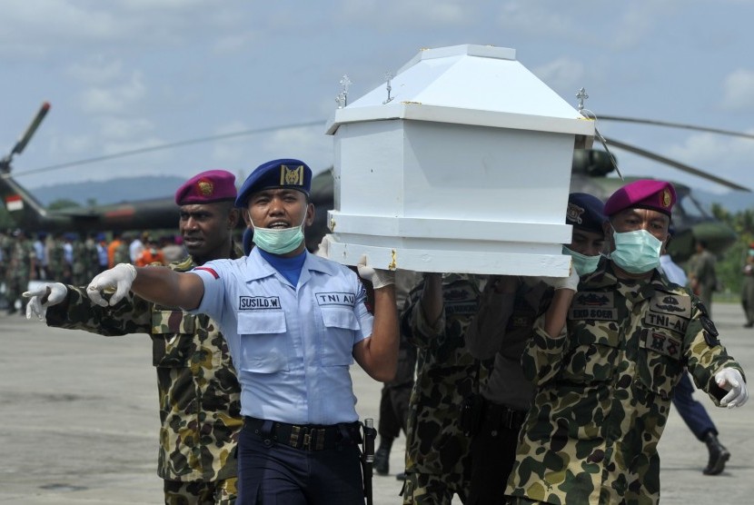 Petugas SAR gabungan membawa peti jenazah korban kecelakaan pesawat Trigana Air di Kompleks Bandara Sentani, Kabupaten Jayapura, Papua, Kamis (20/8).  (Antara/Andika Wahyu)