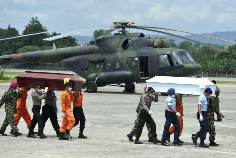 Petugas SAR gabungan membawa peti jenazah korban kecelakaan pesawat Trigana Air di Kompleks Bandara Sentani, Kabupaten Jayapura, Papua, Kamis (20/8). 