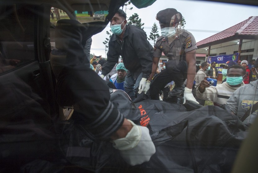 Petugas SAR gabungan menaikkan jenazah korban kecelakaan pesawat Trigana Air ke mobil seusai menjalani pemeriksaan forensik di RSUD Oksibil, Kabupaten Pegunungan Bintang, Papua, Rabu (19/8). 