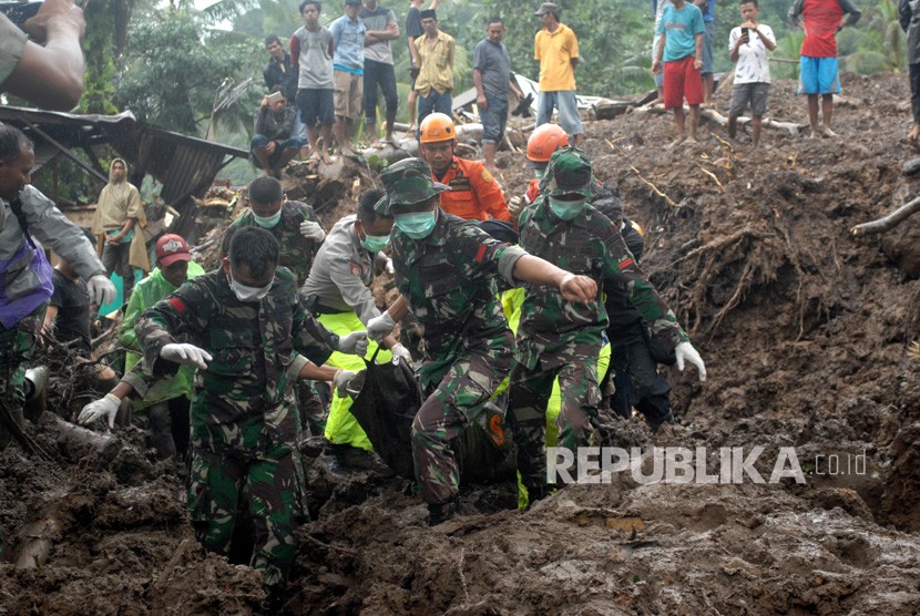 Petugas SAR gabungan mengangkat kantung jenazah korban tanah longsor yang terjadi di Kecamatan Manuju, Kabupaten Gowa, Sulawesi Selatan, Kamis (24/1/2019). 