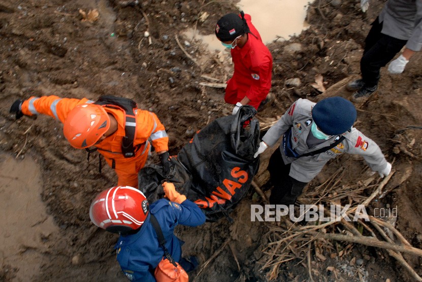 Joint SAR team evacuate victims buried by a landslide at Pattalikang Village, Manuju, Gowa, South Sulawesi, Monday (Jan 28).