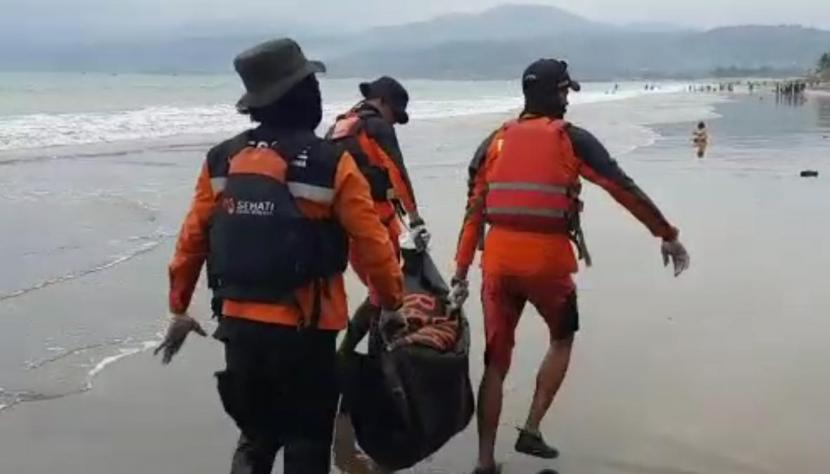 Petugas SAR gabungan mengevakuasi korban tenggelam di pantai selatan Kabupaten Sukabumi, Kamis, (5/5/2022)
