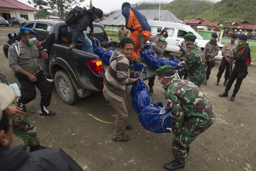 Petugas SAR gabungan menurunkan jenazah korban kecelakaan pesawat Trigana Air dari mobi setibanya di RSUD Oksibil, Kabupaten Pegunungan Bintang, Papua, Rabu (19/8). 