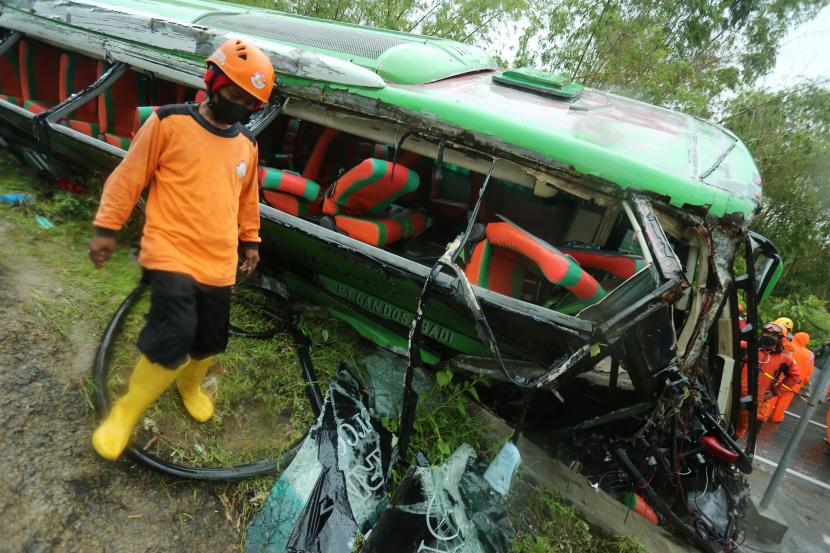 Petugas SAR melakukan evakuasi korban dari lokasi kecelakaan bus di Imogiri, Bantul, DIY, Ahad (6/2/2022). 