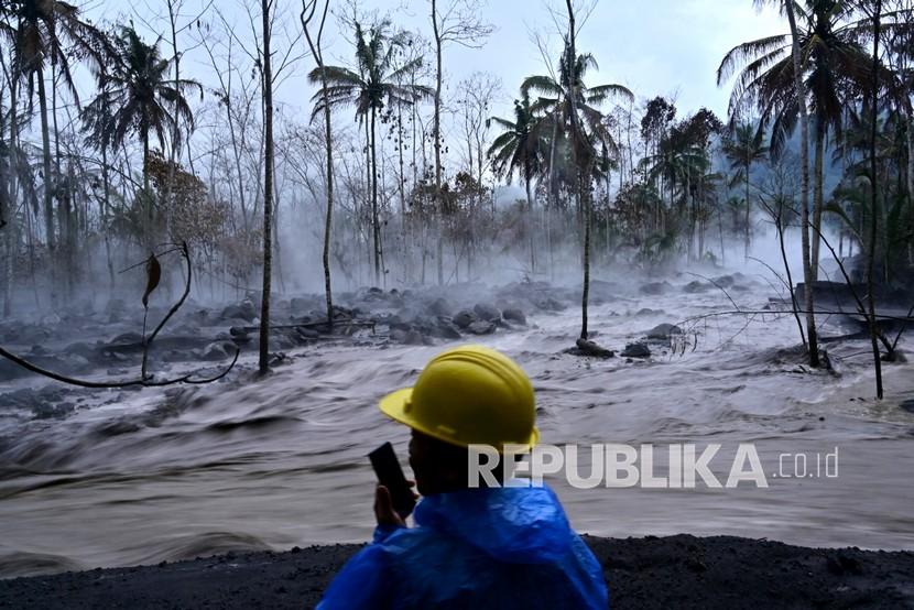 Petugas SAR memantau banjir lahar hujan Gunung Semeru di Kamar Kajang, Candipuro, Lumajang, Jawa Timur, Kamis (16/12/2021). Erupsi Gunung Semeru pada Kamis (16/12/2021) pukul 09.01 WIB yang disusul hujan deras di daerah itu mengakibatkan banjir lahar hujan menerjang beberapa tempat di wilayah hilir. 