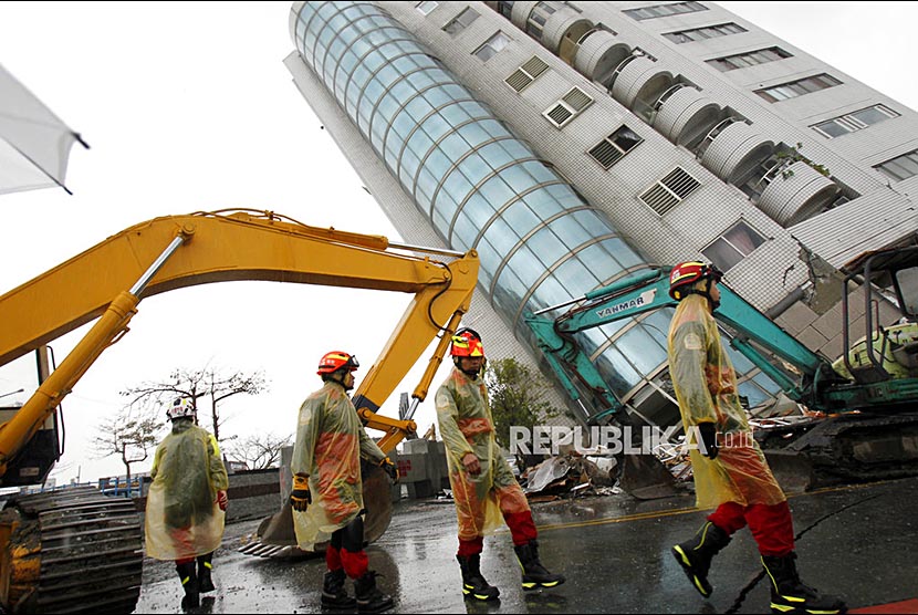 Petugas SAR mencari korban yang selamat di sebuah gedung apartemen yang roboh di Hualien, Selatan Taiwan, Rabu (7/2).