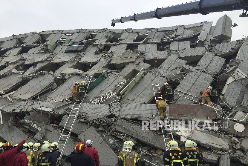 Petugas SAR mencoba mengevakuasi korban dari gedung 17 lantai yang rubuh akibat gempa di Taiwan, Sabtu (6/2)
