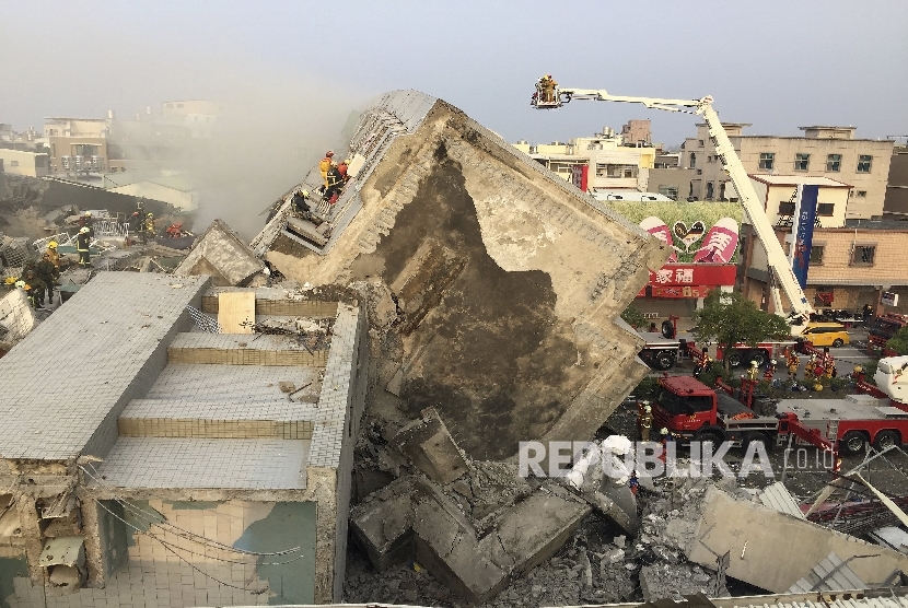 Petugas SAR mencoba mengevakuasi korban dari gedung 17 lantai yang rubuh akibat gempa di Taiwan, Sabtu (6/2).