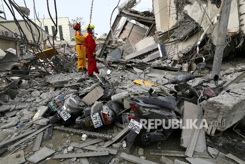 Petugas SAR mencoba mengevakuasi korban dari gedung 17 lantai yang rubuh akibat gempa di Taiwan, Sabtu (6/2).