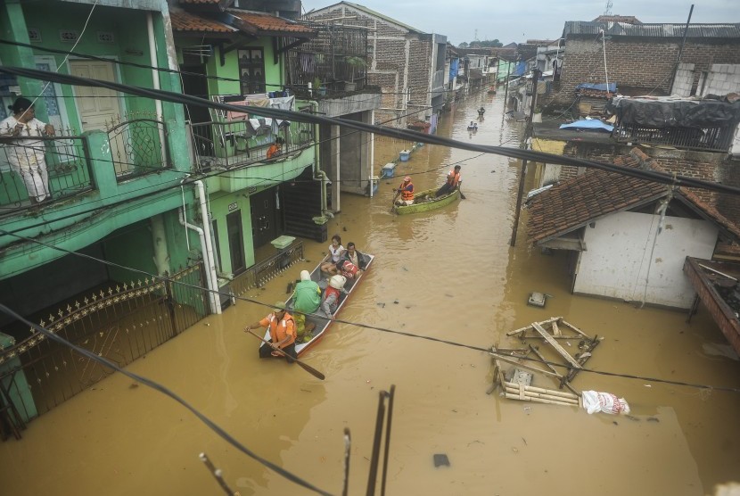 Petugas SAR mengevakuasi warga menggunakan perahu dari banjir (ilustrasi)