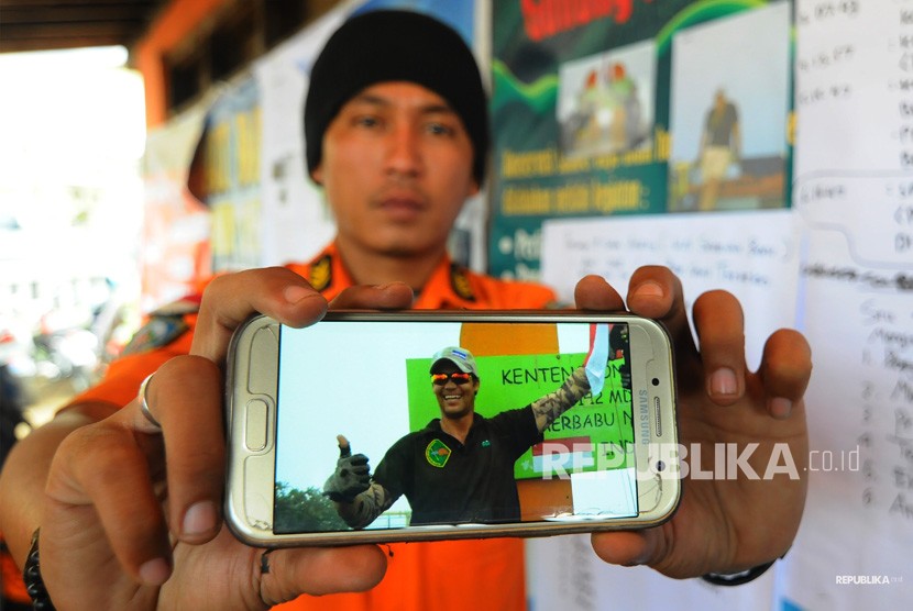 Petugas SAR menunjukan foto pendaki Andrey Voytech, warga negara Selandia Baru, yang hilang di gunung Merbabu di Pos Thekelan, Desa Batur, Getasan, Kabupaten Semarang, Jawa Tengah, Rabu (4/4).